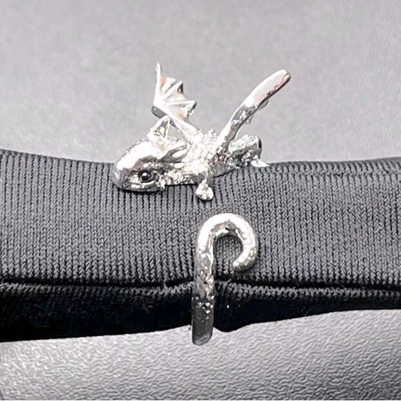 Cute baby dragon crochet ring 🫣🫶🏻 - Picture 2 of 2